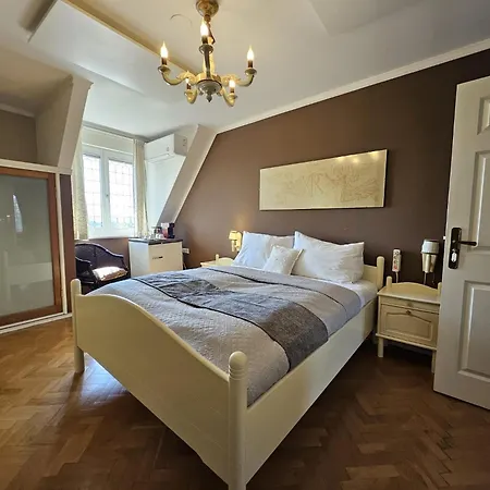 Klein Holland 4*